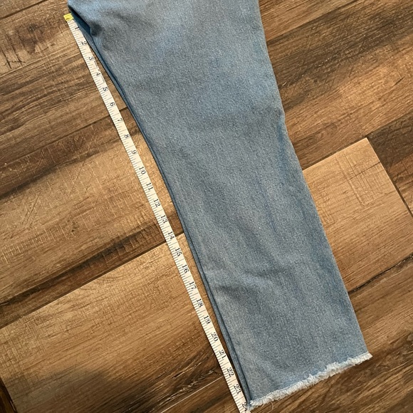 J. Crew Slim Broken In Boyfriend Light Wash Raw Hem Cropped Capri Jeans - Picture 9 of 10